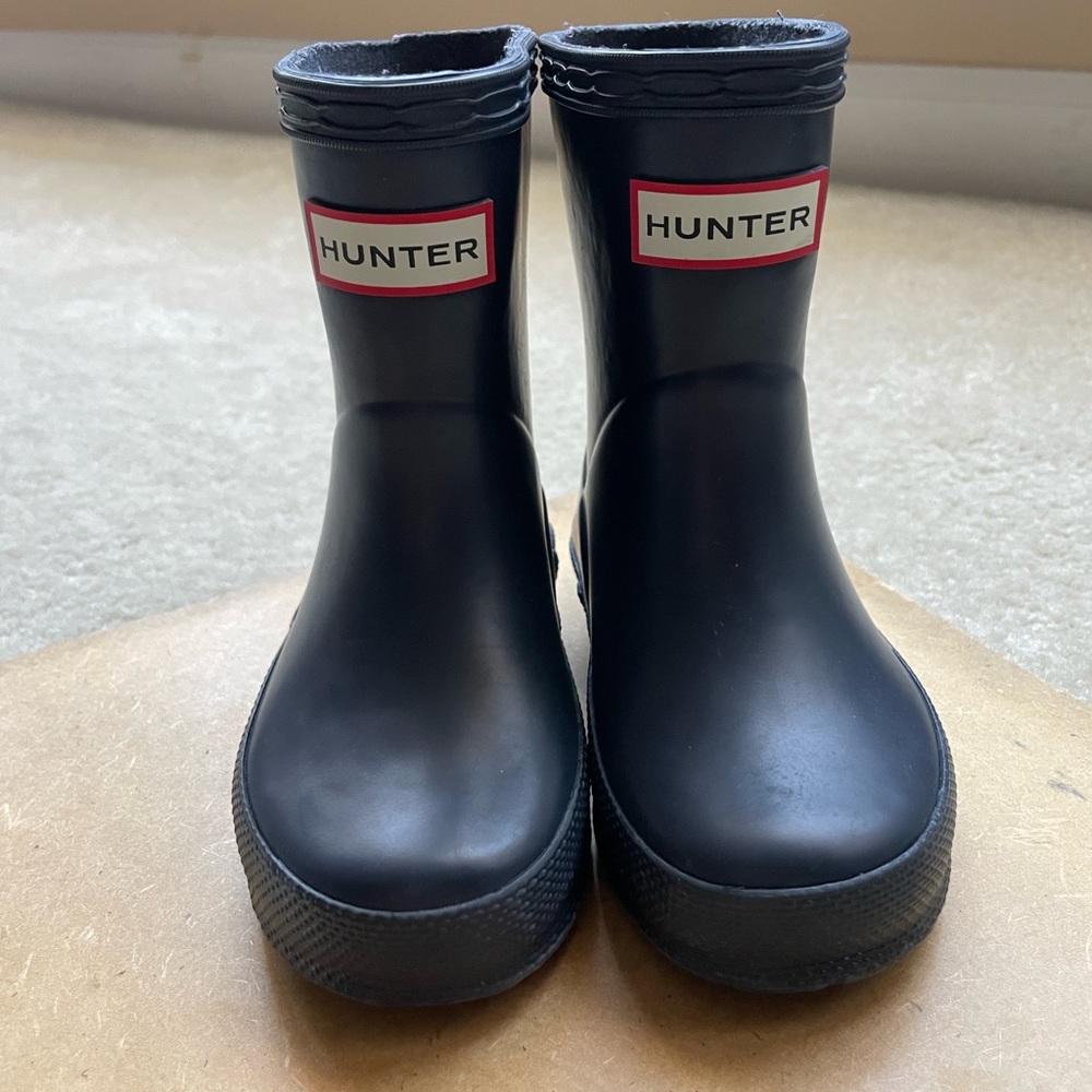 Hunter rain boots in toddler/walker size 4, Navy